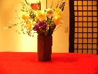 季節の花を飾って楽しみます。